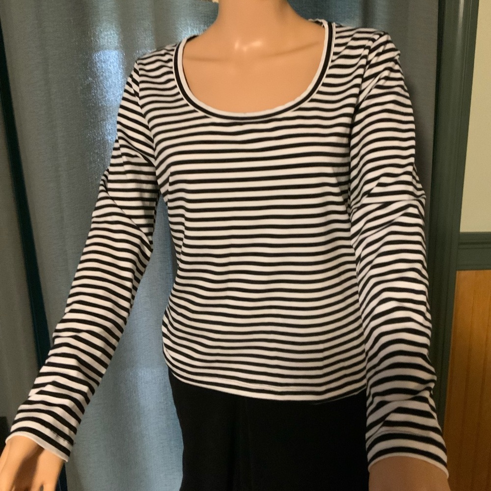 Women’s Calvin Klein Jeans top. Size large and like new conditions.